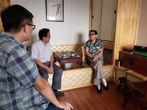 永定门护城河边的养鸭小男孩找到了，长大后他成了北大教授