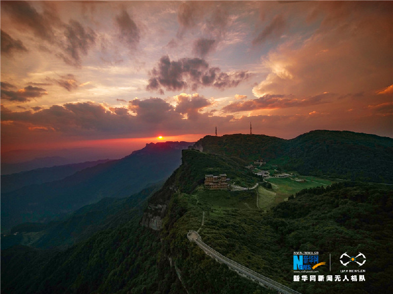 【“飞阅”中国】航拍金佛山：朝霞对夕阳 浓雾对晴川