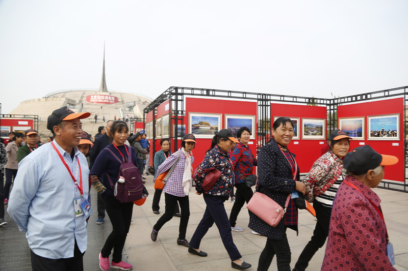 辉煌的五年——“喜迎党的十九大·航拍中国”摄影展迎来首个观展高峰