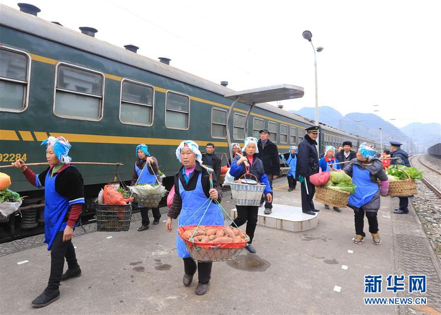 贵州：山区“慢火车”独特风景线