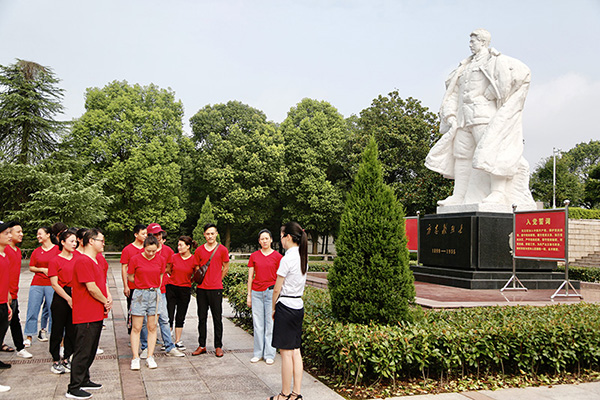 中国新闻摄影学会组织摄影记者到方志敏纪念馆参观学习