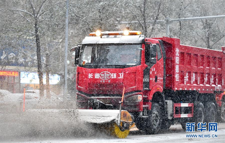 吉林长春：大雪袭城 环卫上阵