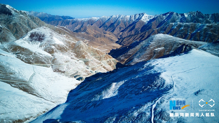 冬日俯瞰祁连山 白雪皑皑群峰连绵