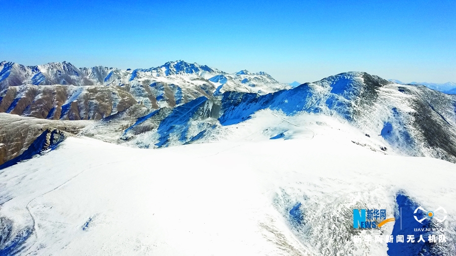 冬日俯瞰祁连山 白雪皑皑群峰连绵