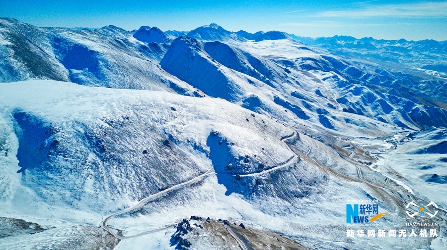 冬日俯瞰祁连山 白雪皑皑群峰连绵