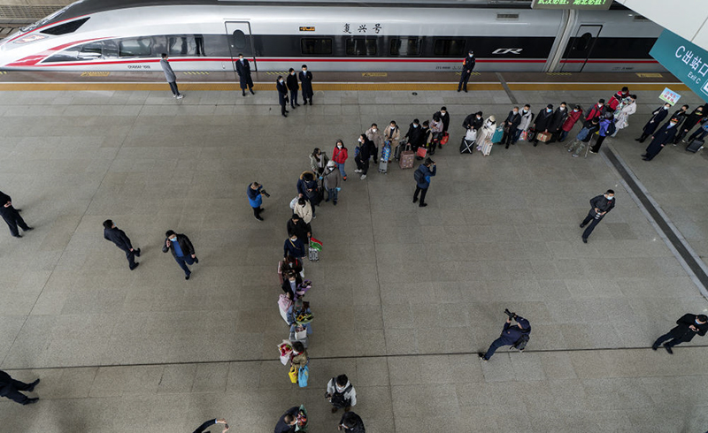 武汉站重启日：1.2万名湖北乡亲坐高铁回家