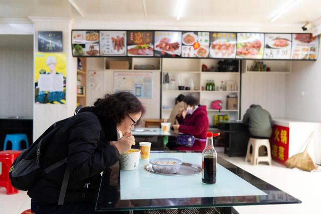 湖北襄阳：餐饮业堂食有序恢复经营