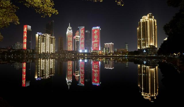 战疫“不夜天” 武汉夜景美