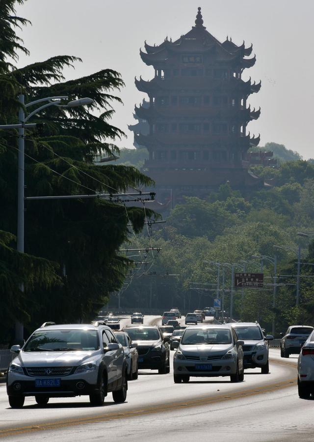 武汉：长江大桥早高峰川流不息