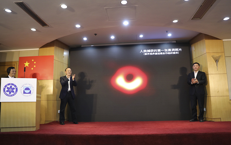 BLACK HOLE-FIRST IMAGE 人类首次“看见”黑洞