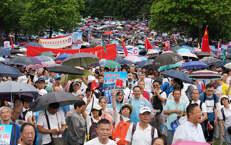 30余万市民参加“守护香港”集会 维护法治 反对暴力