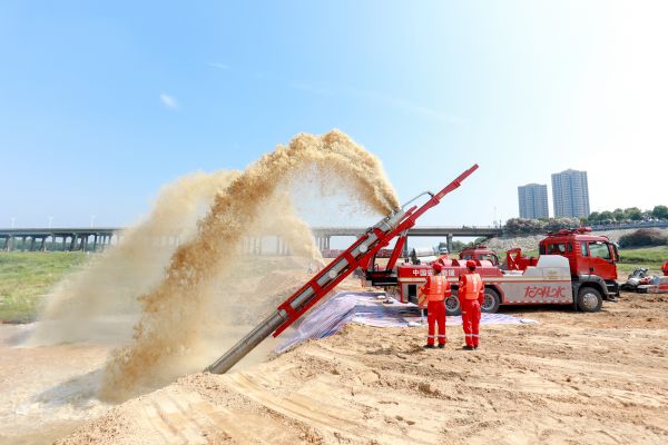 无人机空投救生圈，8分钟搭好一座桥，武汉防汛很硬核