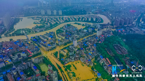 新华鹰现场|湖北咸宁暴雨 多部门紧急救援