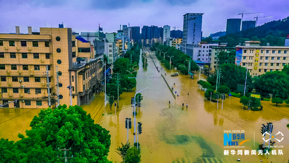 新华鹰现场|湖北咸宁暴雨 多部门紧急救援