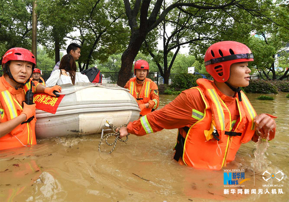 新华鹰现场|湖北咸宁暴雨 多部门紧急救援