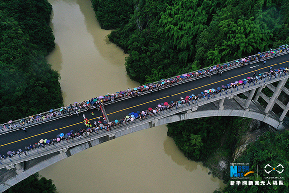 航拍：重庆峡谷“扶贫桥”通车