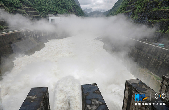 青山巨坝“送”洪峰 航拍重庆最大调峰水电站拦洪削峰