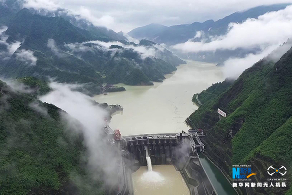 青山巨坝“送”洪峰 航拍重庆最大调峰水电站拦洪削峰