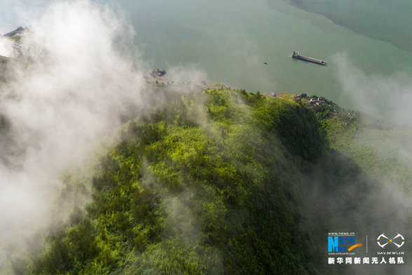 【“飞阅”中国】航拍雨后三峡云雾奇观：青山如黛，云雾如烟