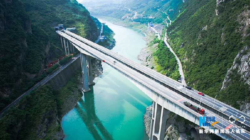 沿着高速看中国｜重庆：锦绣巴渝 天上人间