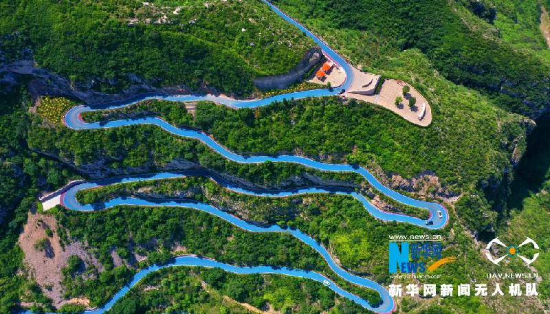 【“飞阅”中国】山里的彩色公路