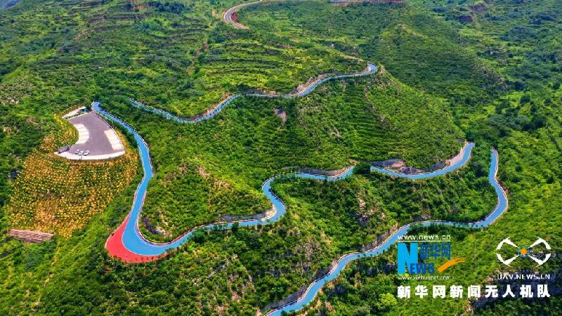 【“飞阅”中国】山里的彩色公路