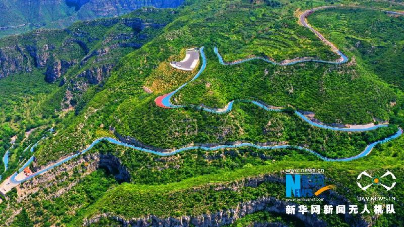 【“飞阅”中国】山里的彩色公路