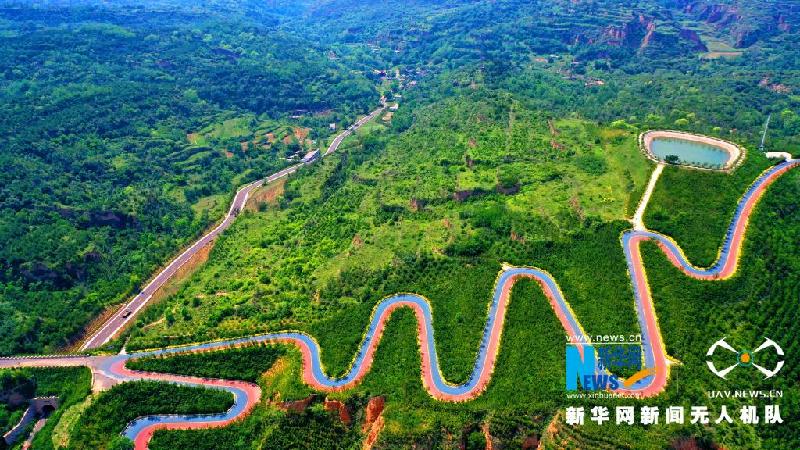 【“飞阅”中国】山里的彩色公路