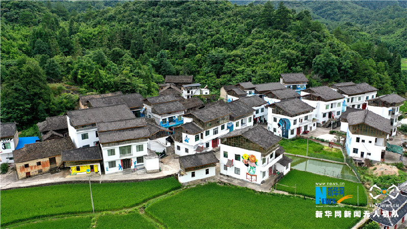 贵州荔波洪江村：昔日“空心村”变“艺术村”