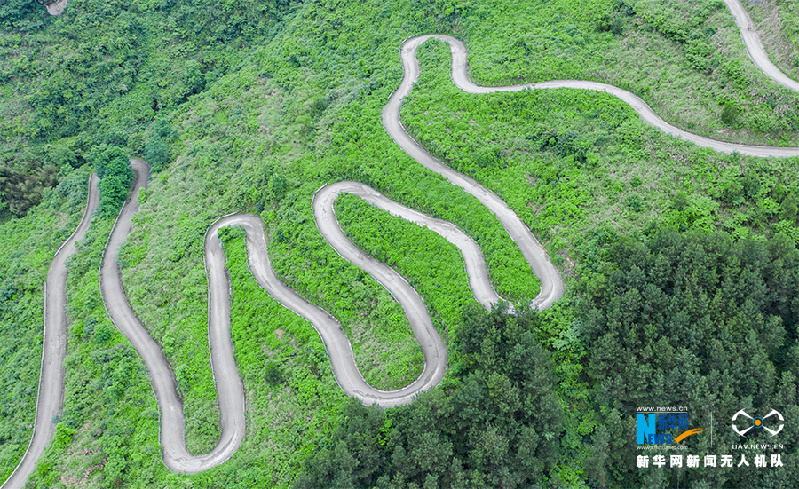 【“飞阅”中国】在青山间蜿蜒而上 重庆这条乡村公路颜值出圈