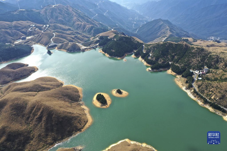 高山天湖景色美