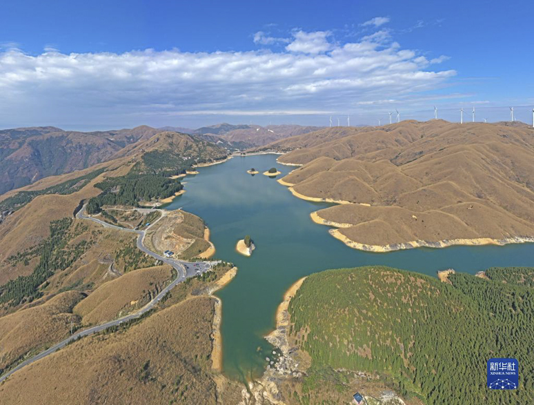 高山天湖景色美