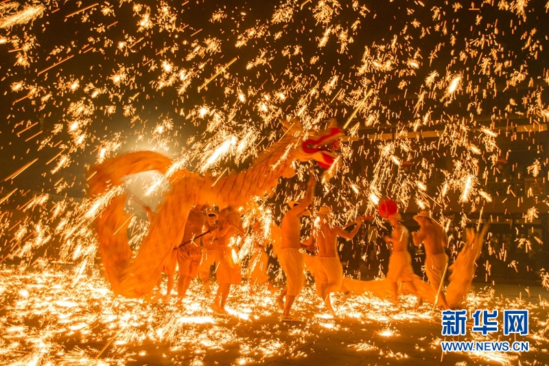 火龙灯舞：火树银花迸发的视觉盛宴