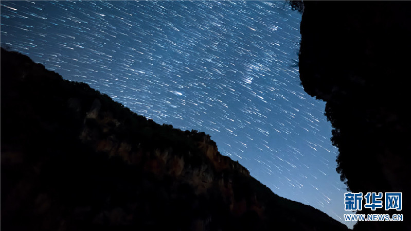 满船清梦压星河 赏云南抚仙湖壮美星轨