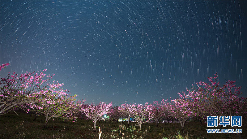 满船清梦压星河 赏云南抚仙湖壮美星轨