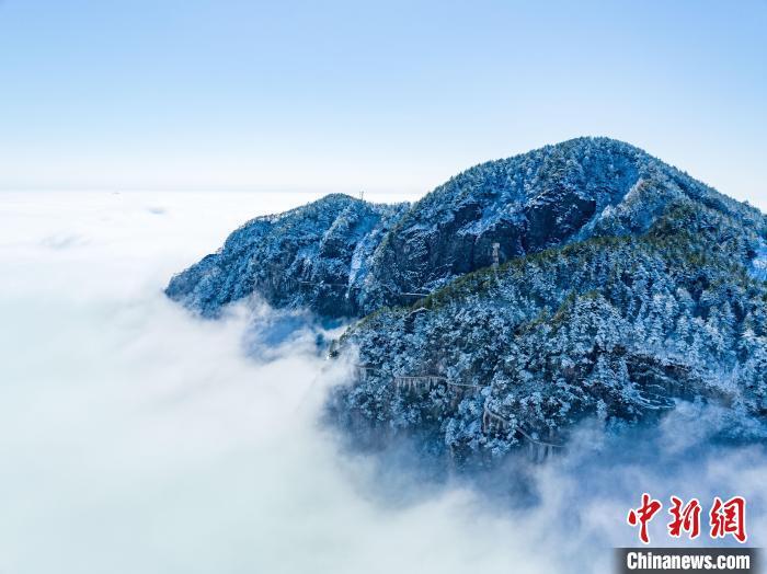 航拍江西明月山雪后银装素裹云雾缭绕 风景壮美如画