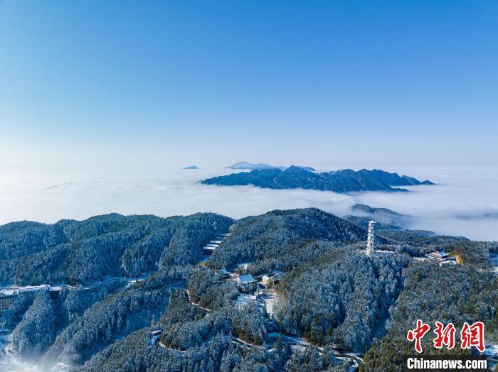 航拍江西明月山雪后银装素裹云雾缭绕 风景壮美如画