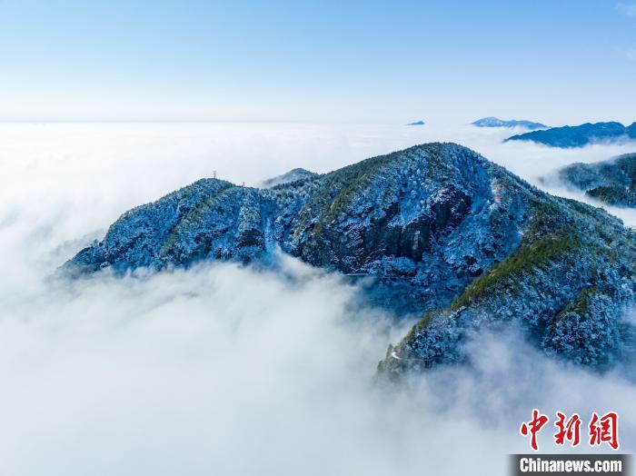 航拍江西明月山雪后银装素裹云雾缭绕 风景壮美如画