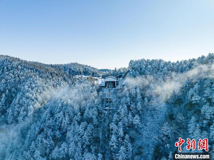 航拍江西明月山雪后银装素裹云雾缭绕 风景壮美如画