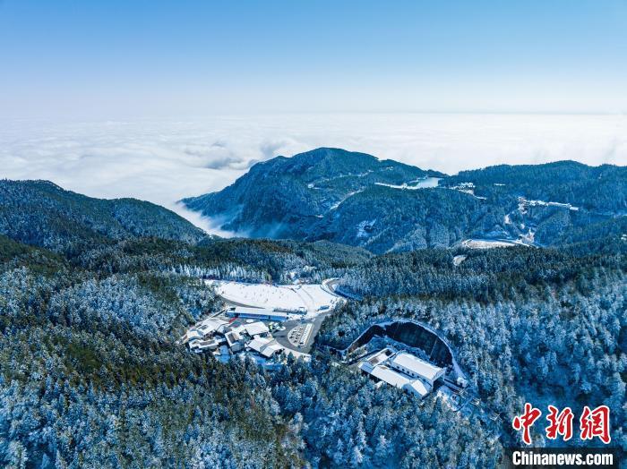 航拍江西明月山雪后银装素裹云雾缭绕 风景壮美如画