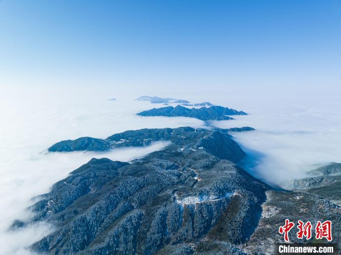 航拍江西明月山雪后银装素裹云雾缭绕 风景壮美如画