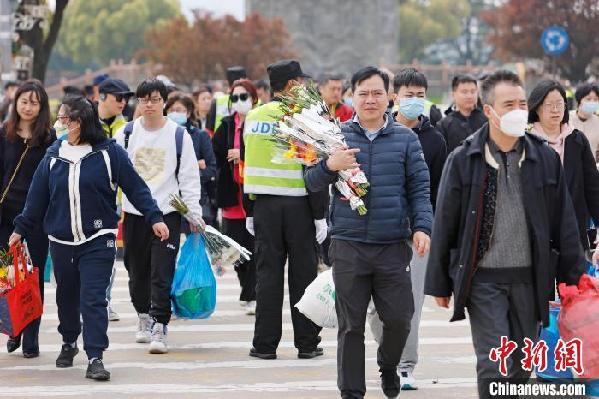 上海：警用直升机与无人机叠加巡逻 确保清明祭扫活动安全有序