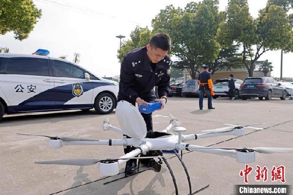 上海：警用直升机与无人机叠加巡逻 确保清明祭扫活动安全有序