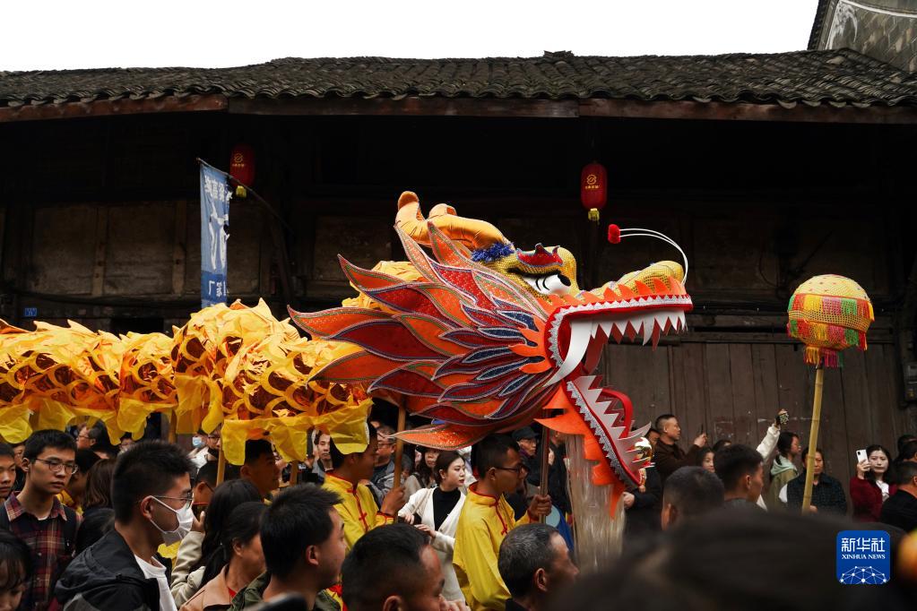 春台会上观“巨龙”巡游