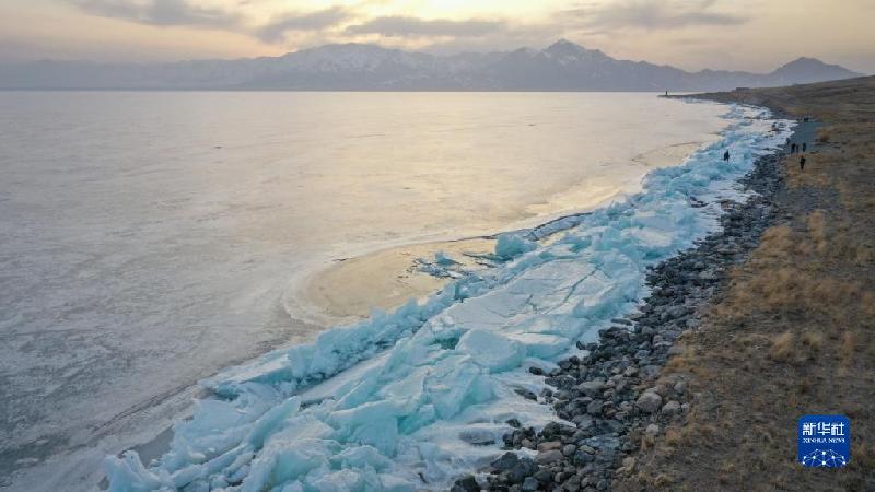 国道之行 从雪山奔向大海丨在赛里木湖邂逅蓝色“眼泪”