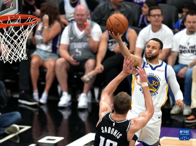 NBA季后赛：勇士晋级西部半决赛