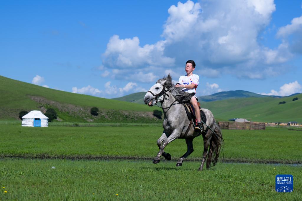 四季中国｜四季牧歌：乌兰毛都草原的“夏日牧歌”