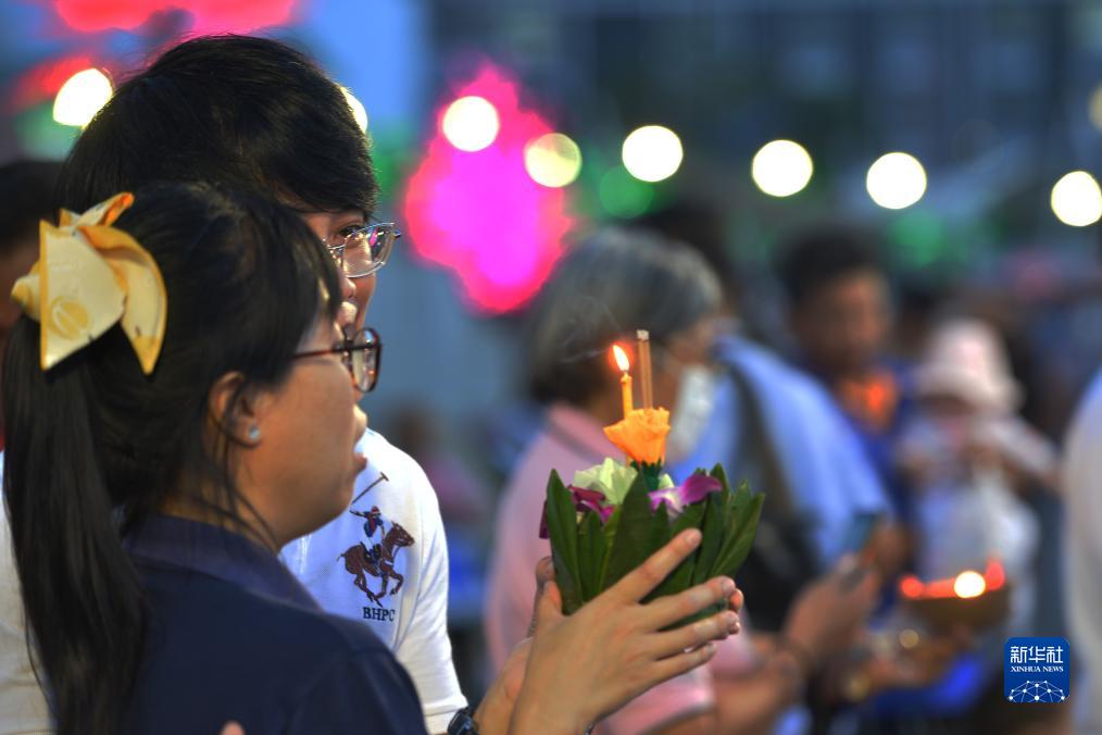 泰国曼谷民众庆祝水灯节