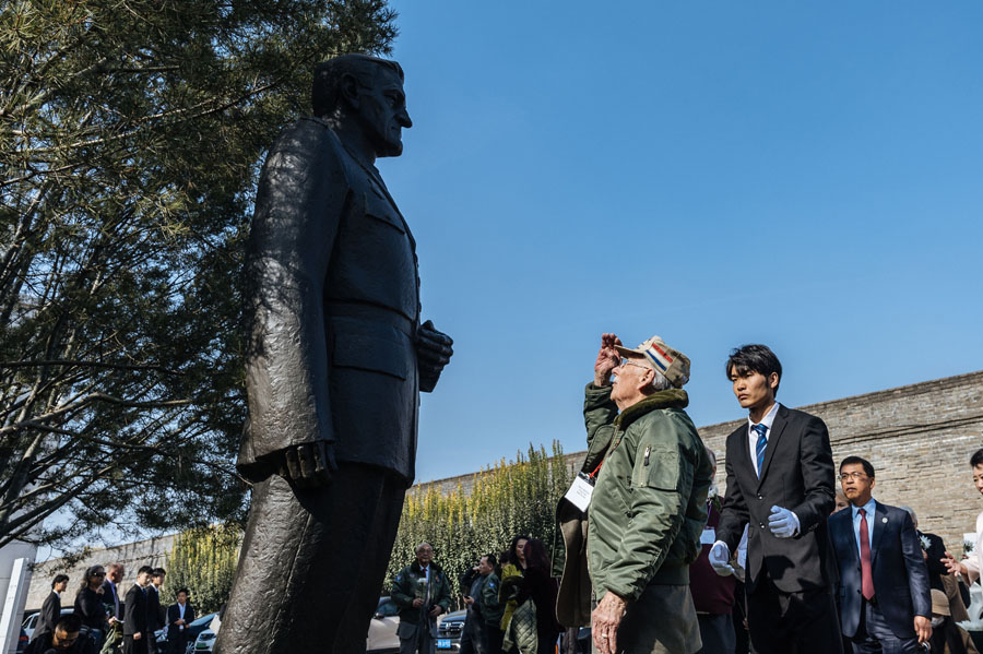 飞虎队老兵参观抗日战争纪念馆