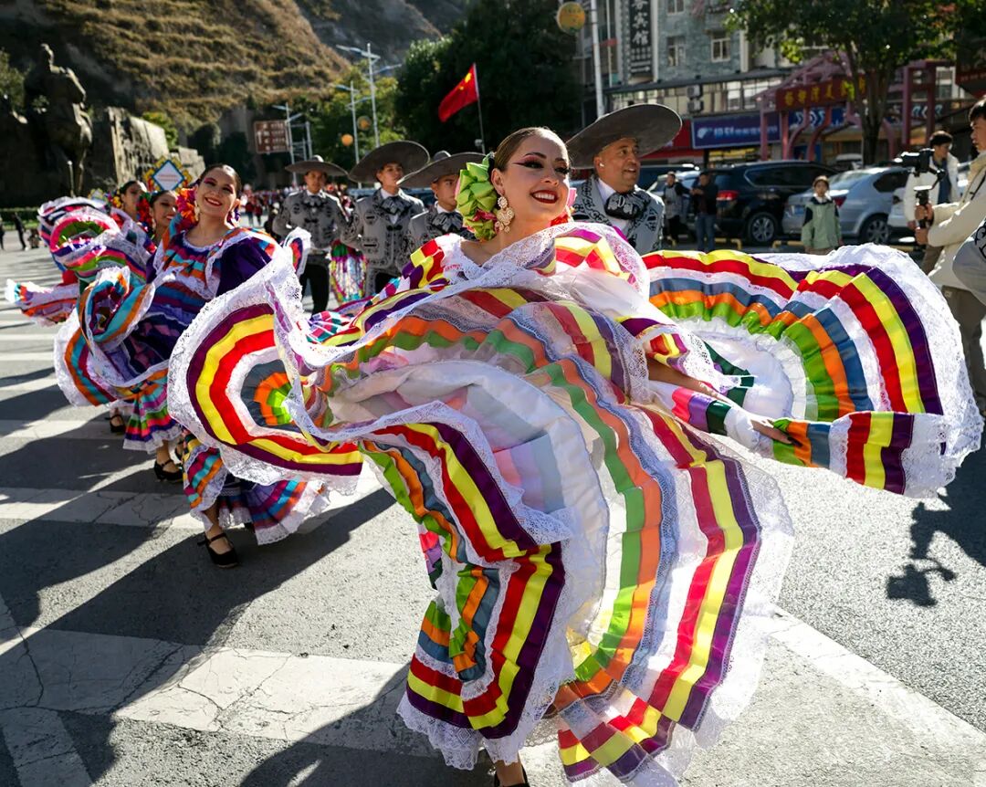 非遗巡游庆羌年